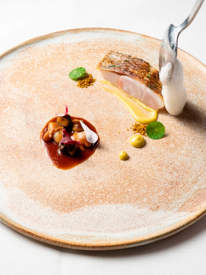 Plato del menú degustación del restaurante Lasarte de Barcelona