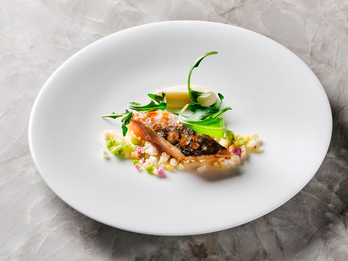 Caballa marinada y soasada, coliflor y jalea de manzana verde del restaurante VelascoAbellá.