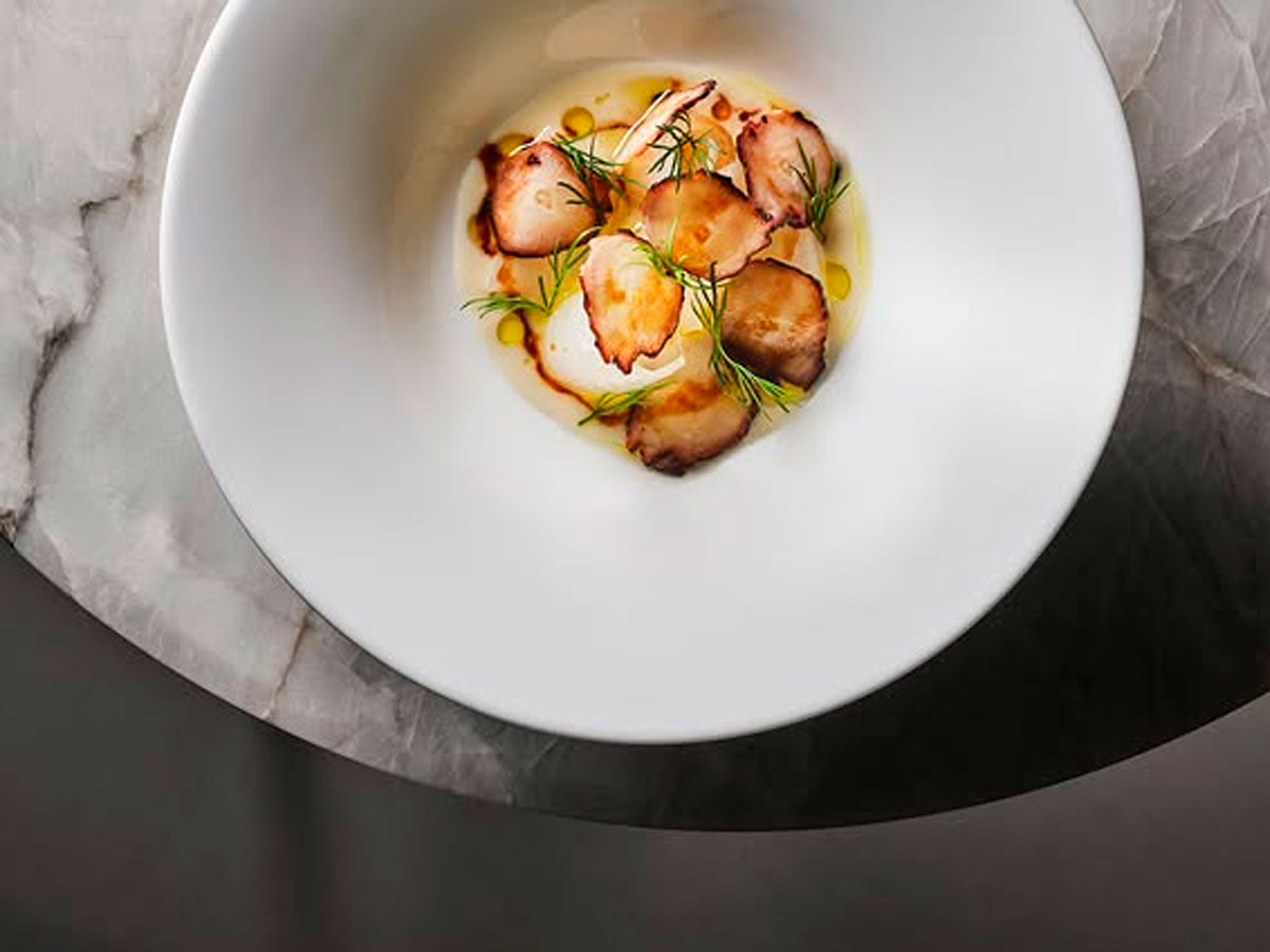 Cebollas tiernas ahumadas, pulpo, pomelo y almendras del restaurante VelascoAbellá de Madrid.