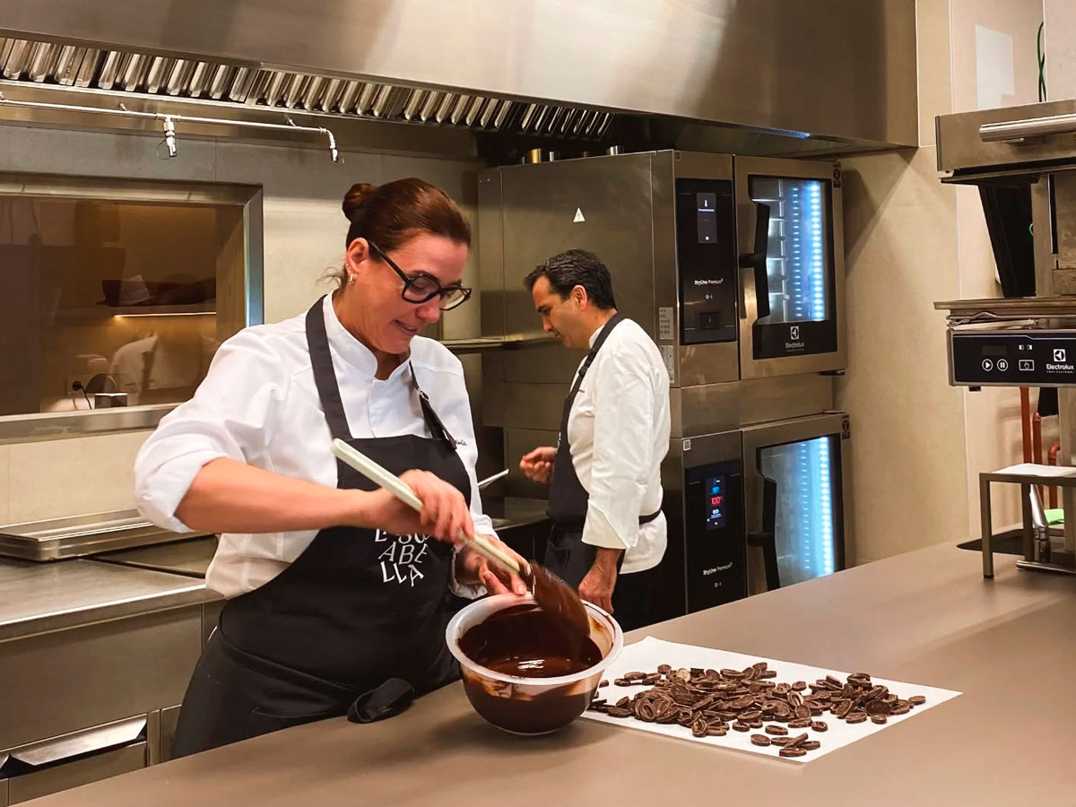 Montse Abellá haciendo una mousse de chocolate en el restaurante VelascoAbellà de Madrid