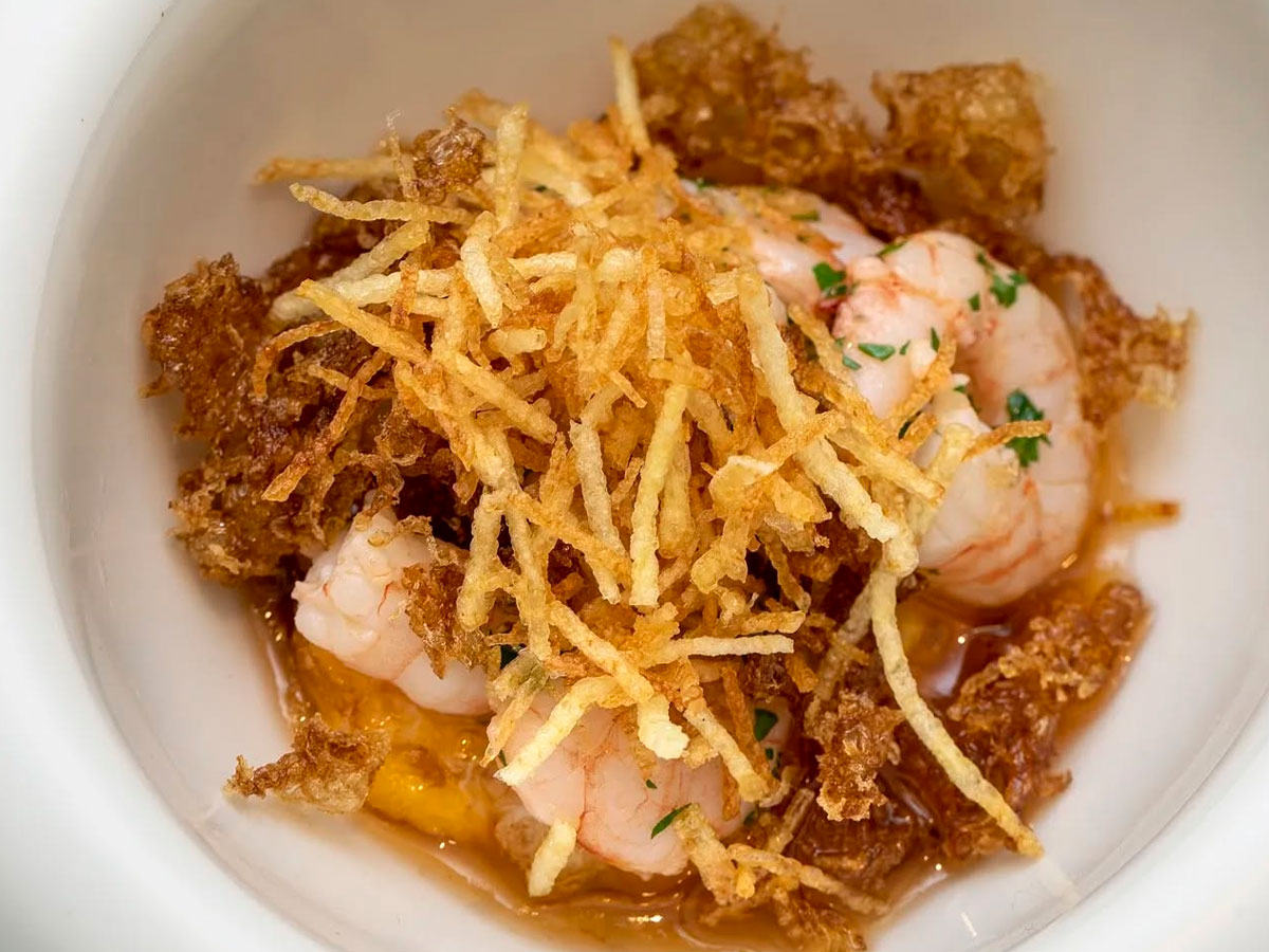 Gamba blanca al “ajillo” con huevo frito y patatas del restaurante VelascoAbellá.