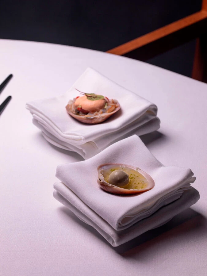 Concha fina y perla de mejillones en escabeche.
 del restaurante Gofio de Madrid.