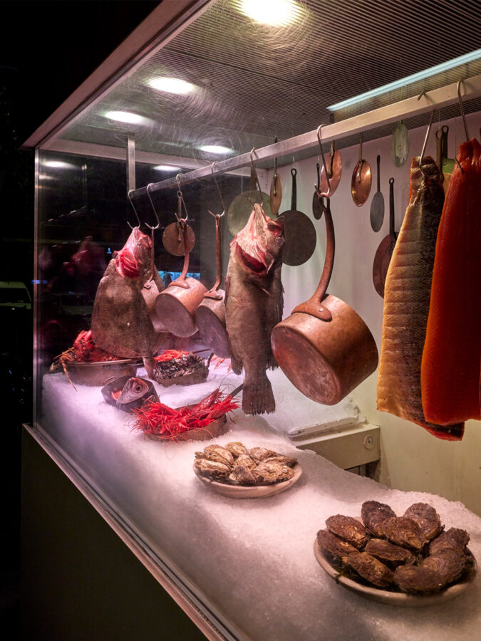 Vitrinas exhibiendo pescados en el restaurante marisquería O’Pazo de Madrid.