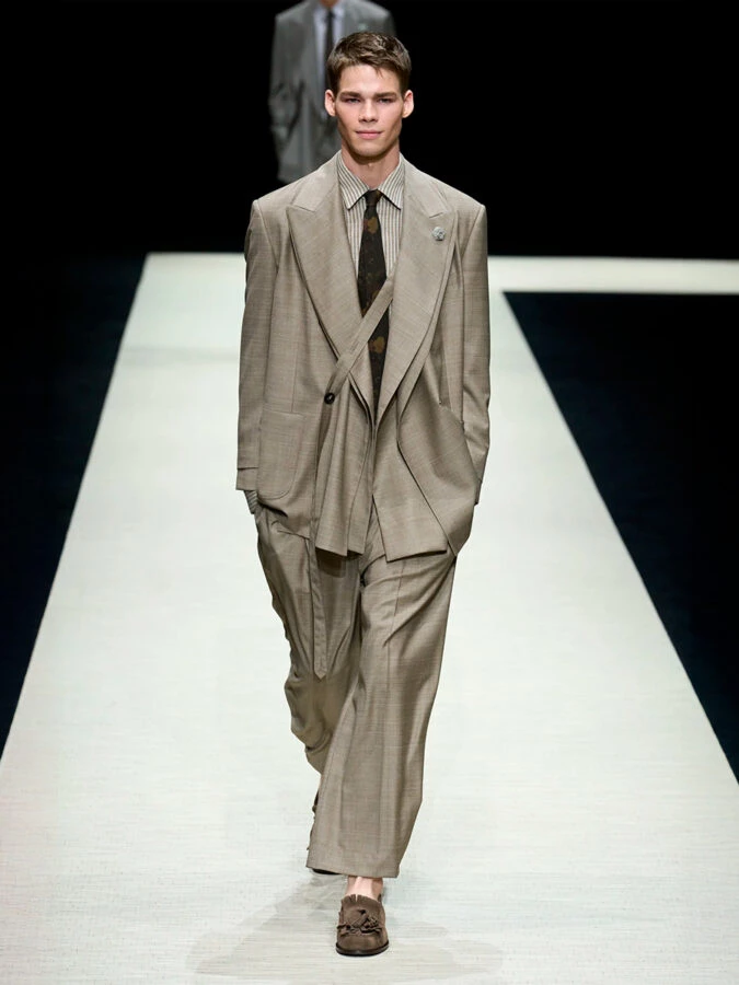 trajes modernos para hombre verano 2025 Emporio Armani
