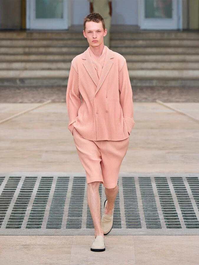 trajes modernos para hombre verano 2025 Issey Miyake
