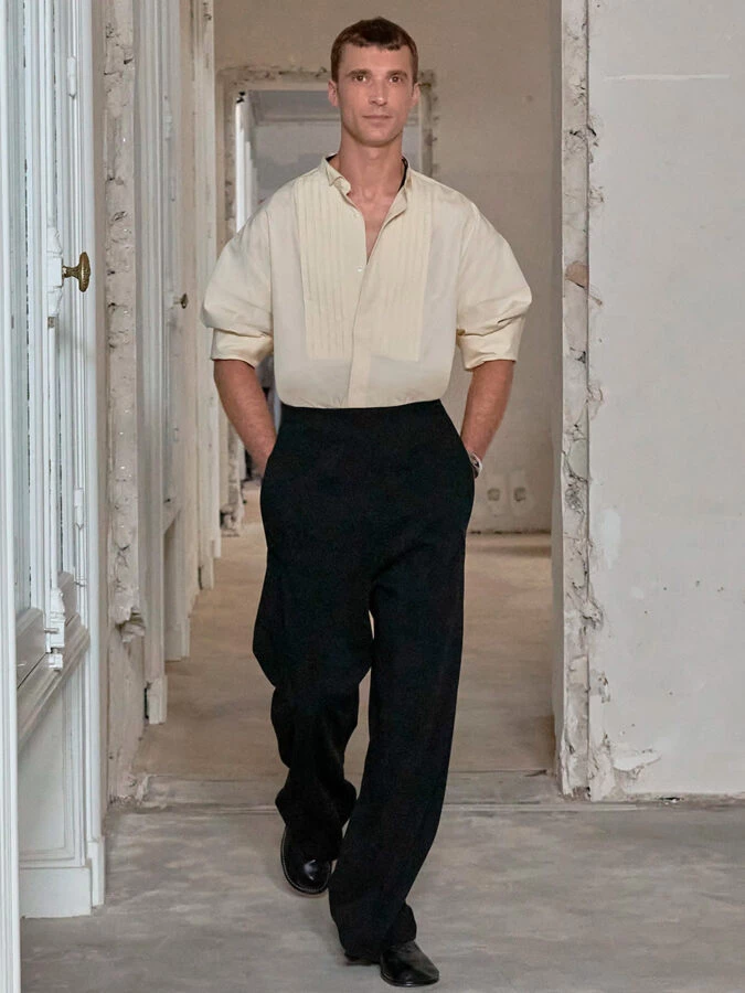 Look blanco y negro de hombre de Ami Paris