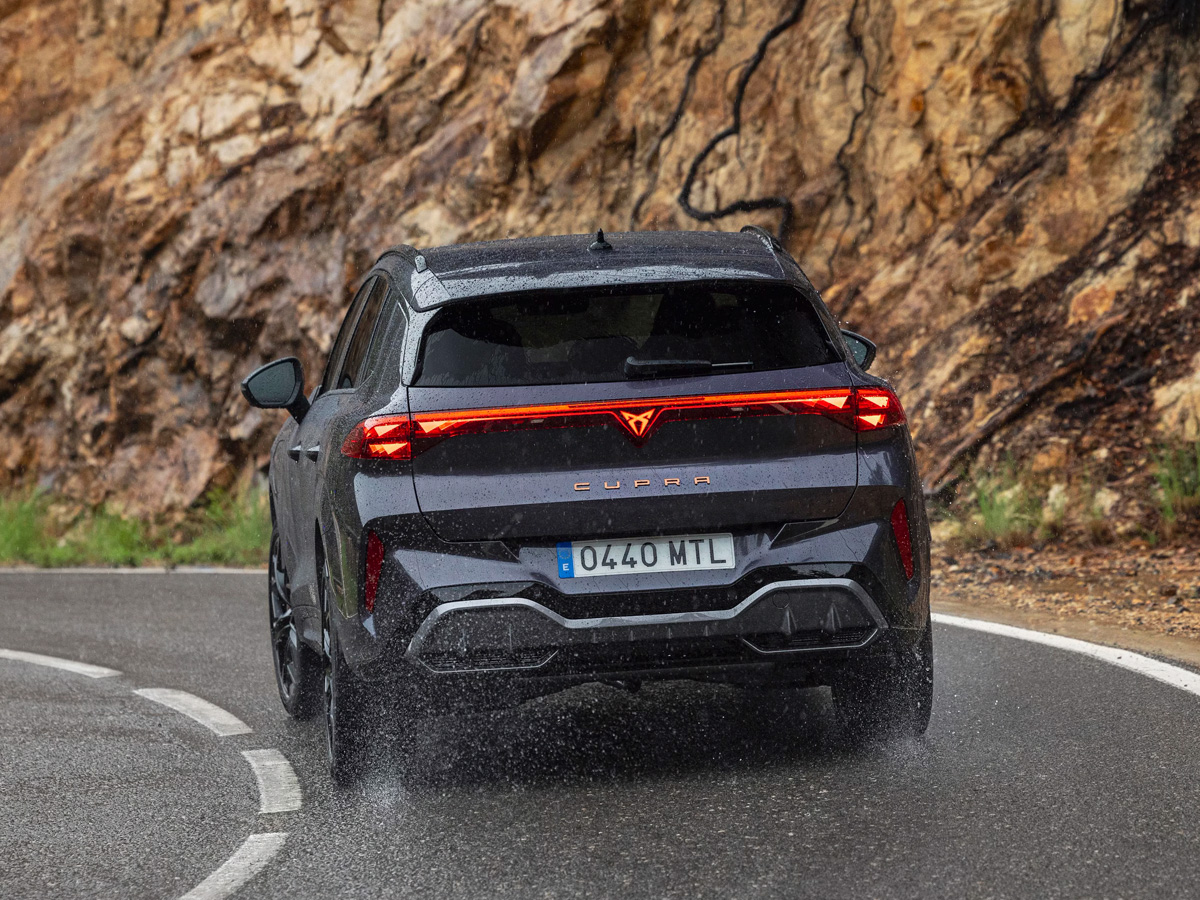 CUPRA Terramar eTSI-150CV Dark Void 2025 vista trasera.jpg