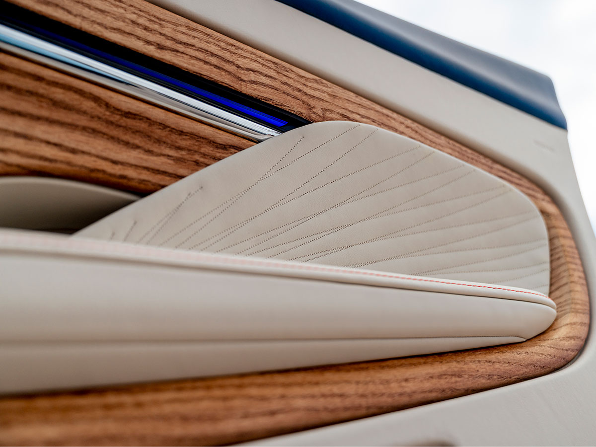 Detalles en madera del interior del DB12 Volante Palm Beach Edition