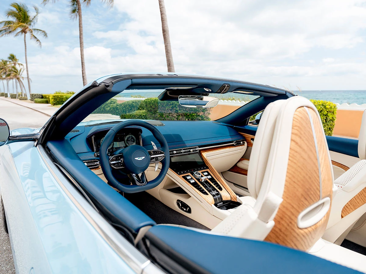 Interior del DB12 Volante Palm Beach Edition 2025