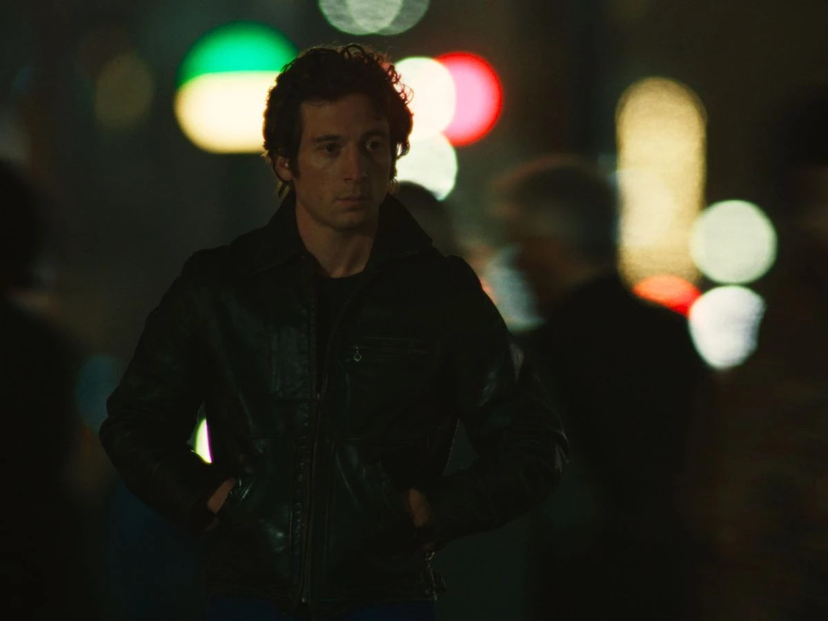 Jeremy Allen White interpretando a Escena de la película de Bruce Springsteen