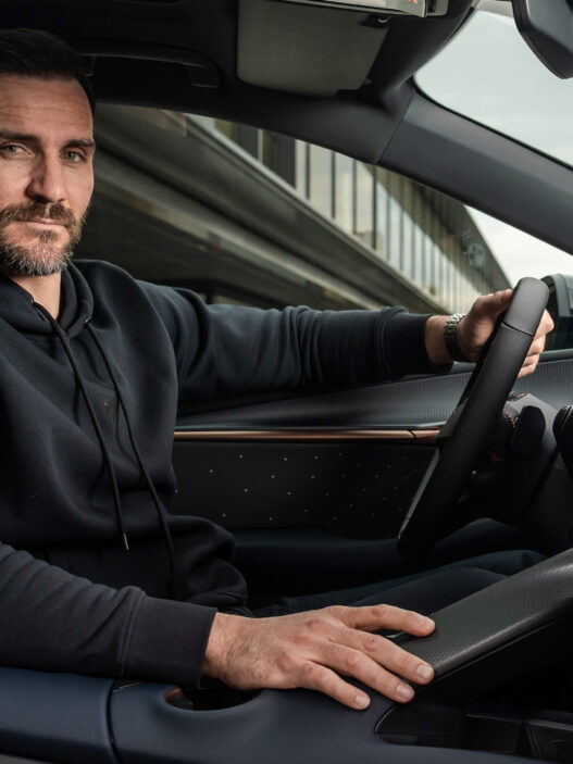 Saúl Craviotto condiciendo el CUPRA Terramar