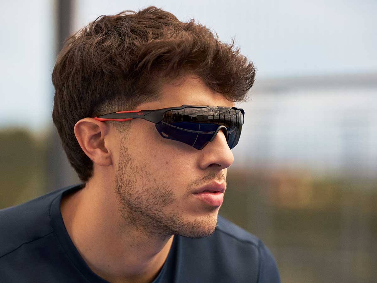 Jugador de pádel Agustin Tapia con gafas de sol
