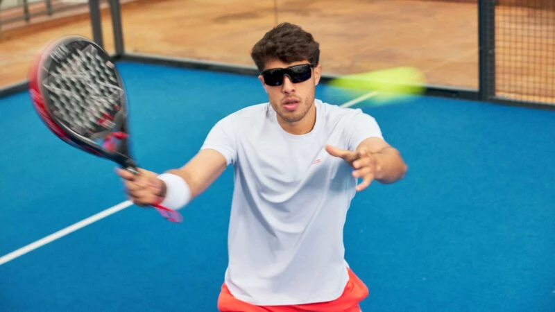 Jugador de Paddle Agustin Tapia con gafas de sol Mó x Nox