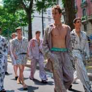 Carrusel final desfile Dolce & Gabbana primavera 2026 en plena calle