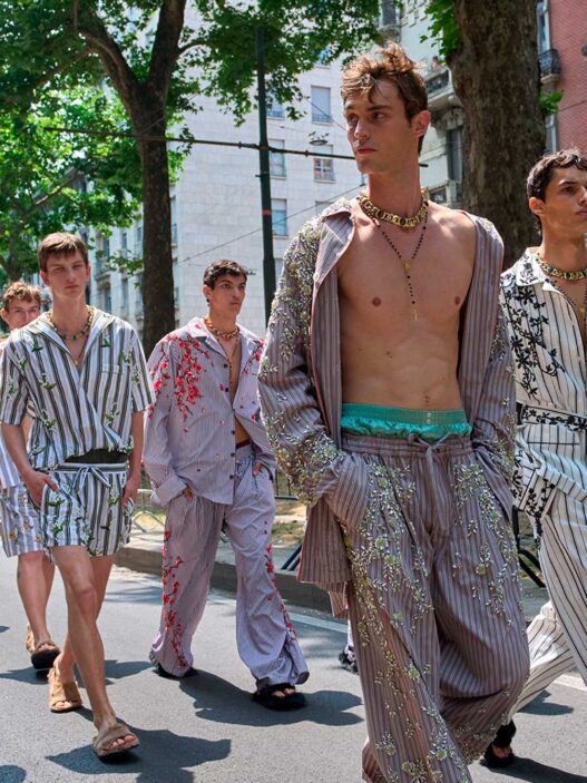 Carrusel final desfile Dolce & Gabbana primavera 2026 en plena calle