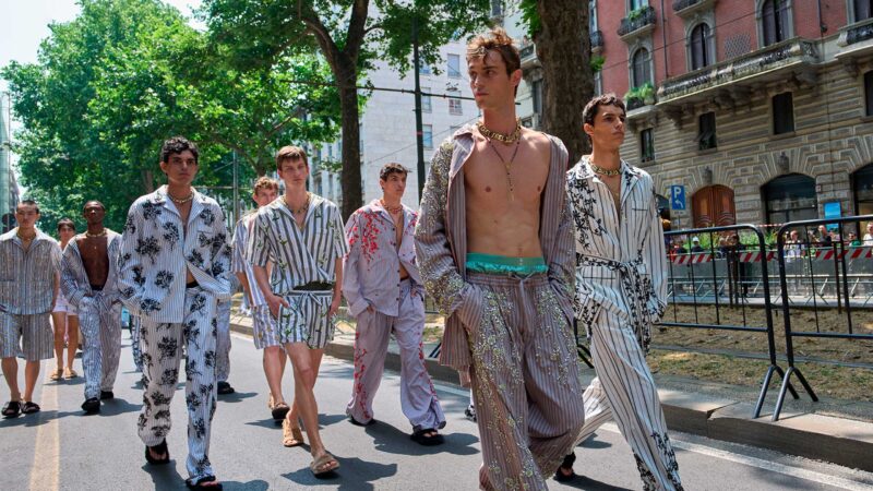 Carrusel final desfile Dolce & Gabbana primavera 2026 en plena calle
