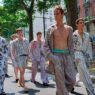 Carrusel final desfile Dolce & Gabbana primavera 2026 en plena calle
