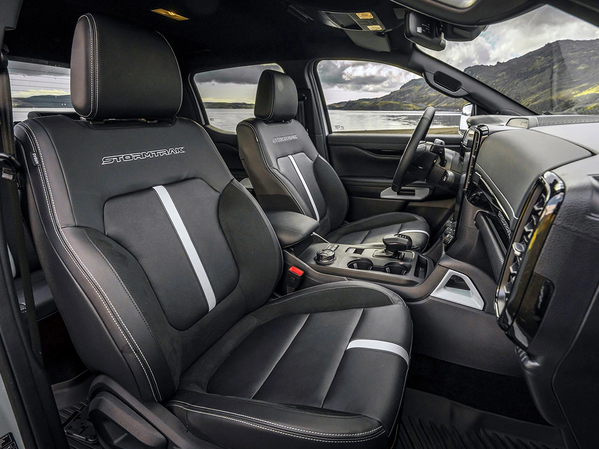 Interior del Ford Ranger híbrido enchufable 2025 asiento del conductor