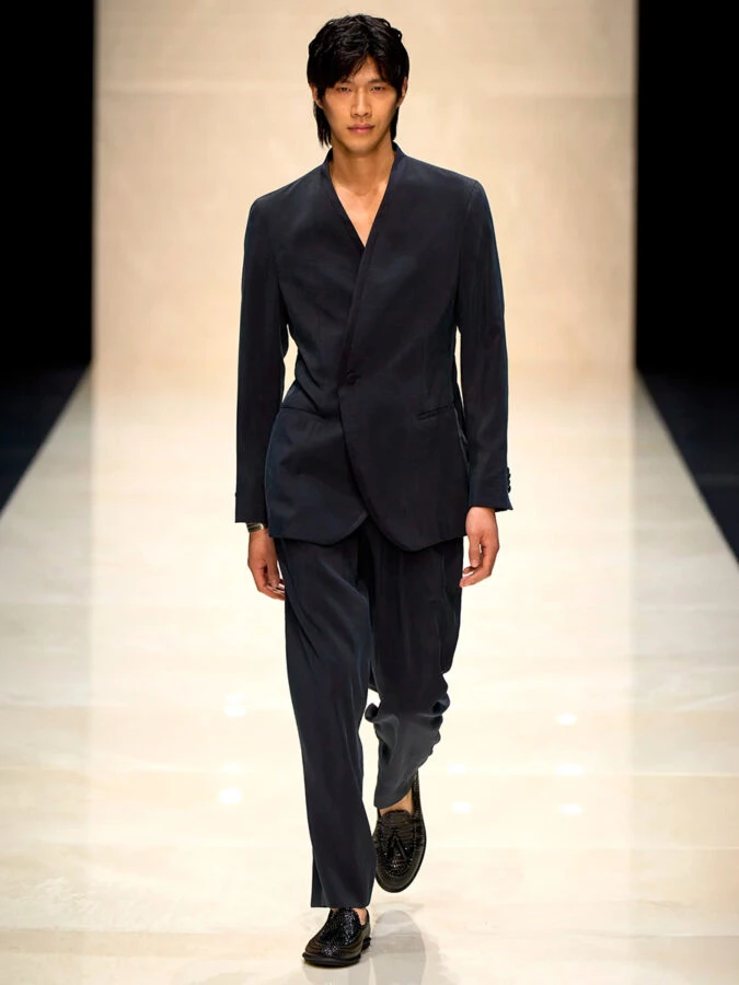 Look traje Azul Marino Giorgio Armani verano 2025