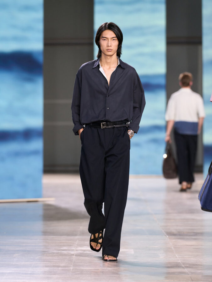 Look azul marino Hermès verano 2025