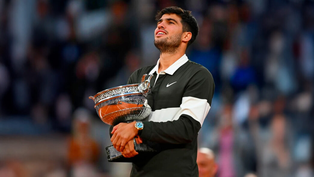 Carlos Alcaraz luciendo su Rolex Daytona al ganar la final del Roland Garros 2025