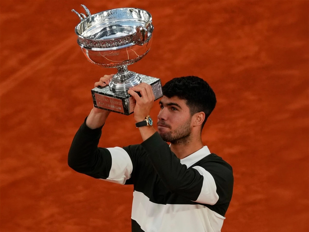 Carlos Alcaraz alzando su copa tras ganar la final del Roland Garros 2025