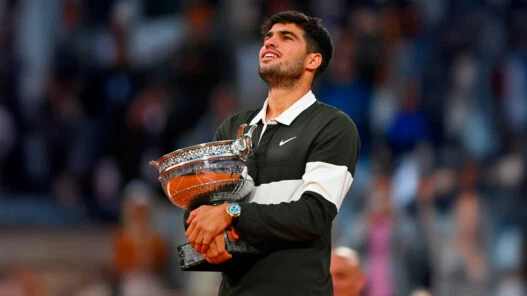 Carlos Alcaraz luciendo su Rolex Daytona al ganar la final del Roland Garros 2025