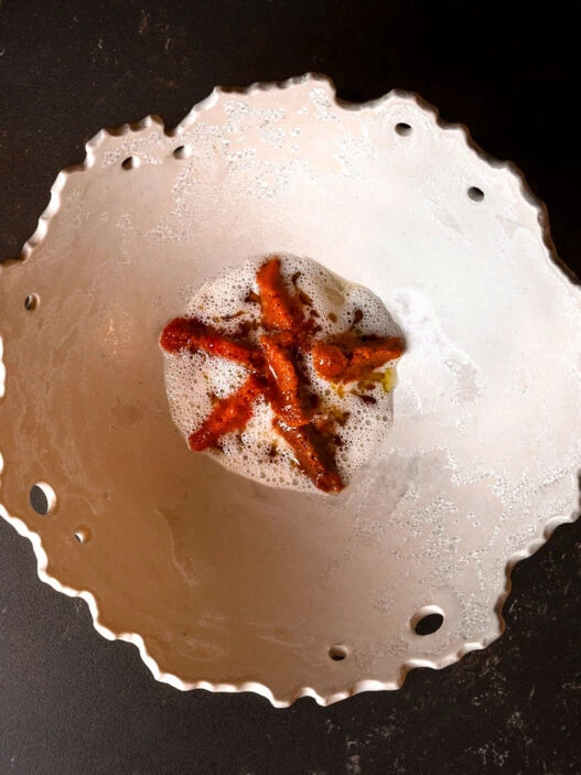 Plato de porra blanca, erizo y membrillo del restaurante Kaleja de Málaga