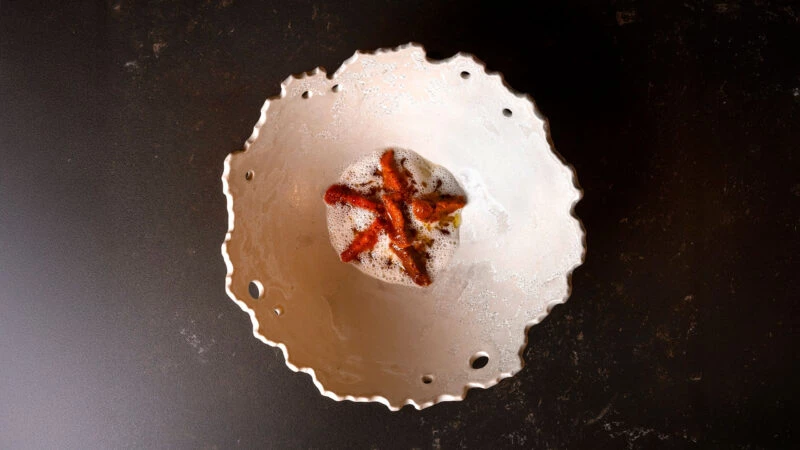 Plato de porra blanca, erizo y membrillo del restaurante Kaleja de Málaga