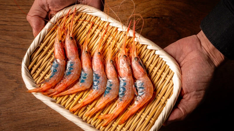 Plato de “Quisquillas y esencia de hierbas" del restaurante Azurmendi