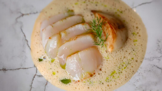 Plato de vieira del menú degustación del restaurante Suculent de Barcelona