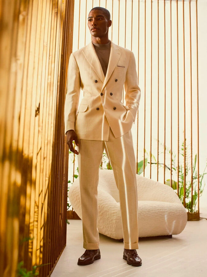Traje beige claro de hombre de la firma Brunello Cucinelli verano 2025