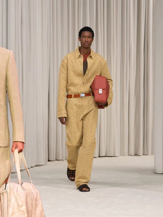 cómo vestir el traje beige claro de hombre este verano 2025