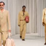 cómo vestir el traje beige claro de hombre este verano 2025