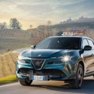 Vista frontal del Alfa Romeo Junior Ibrida Q4 2025 circulando por carretera de montaña.