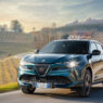 Vista frontal del Alfa Romeo Junior Ibrida Q4 2025 circulando por carretera de montaña.