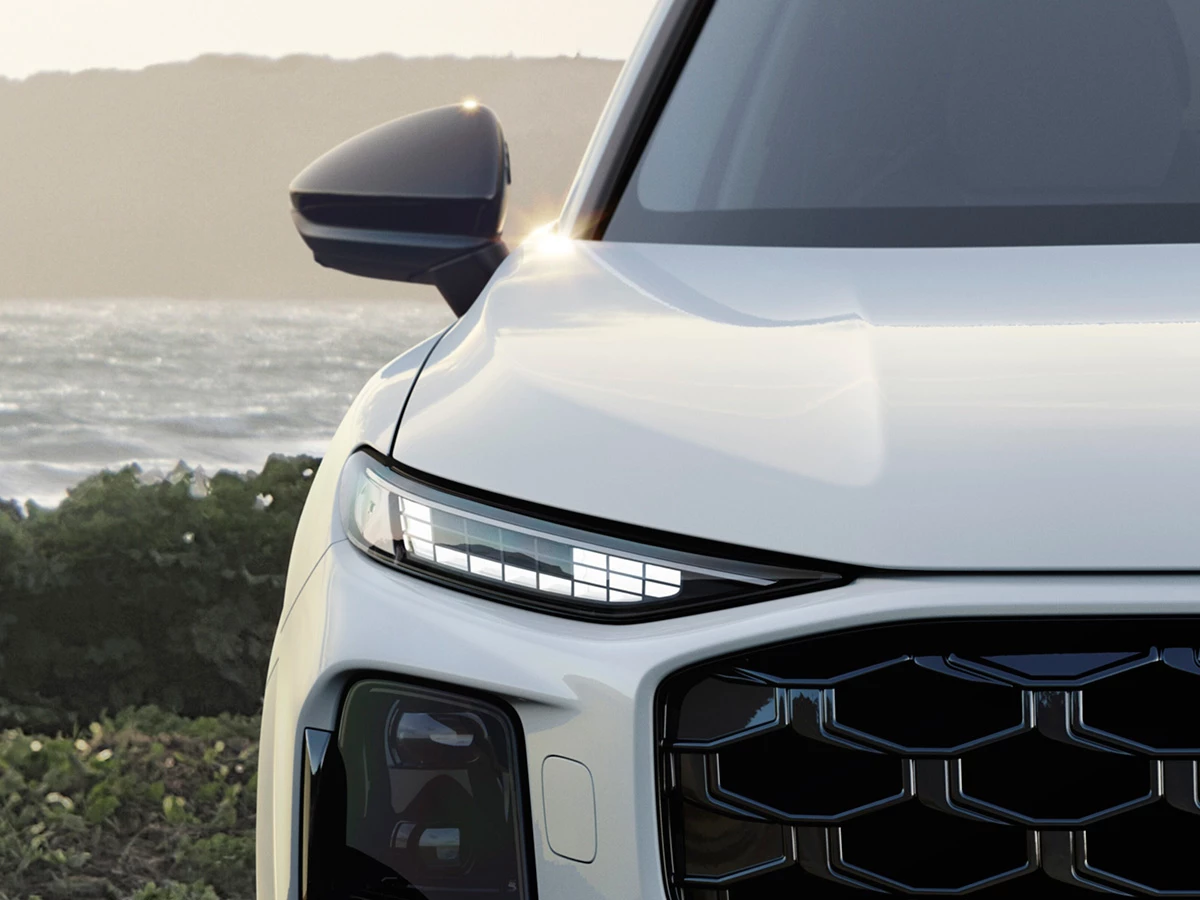 Detalle del faro delantero del Audi Q3 e-hybrid 2025 con diseño moderno y líneas afiladas