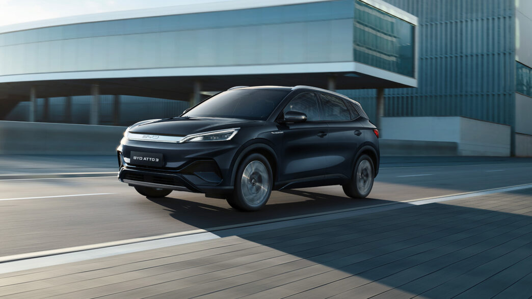 BYD ATTO 3 azul oscuro circulando por ciudad