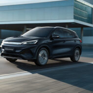 BYD ATTO 3 azul oscuro circulando por ciudad