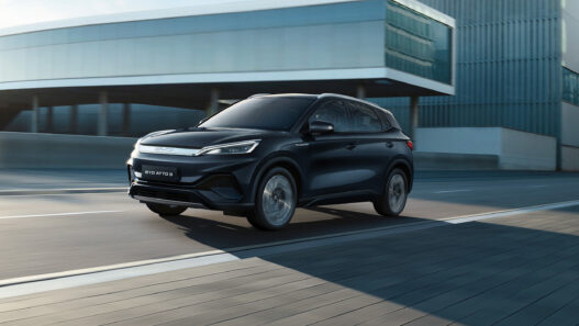 BYD ATTO 3 azul oscuro circulando por ciudad