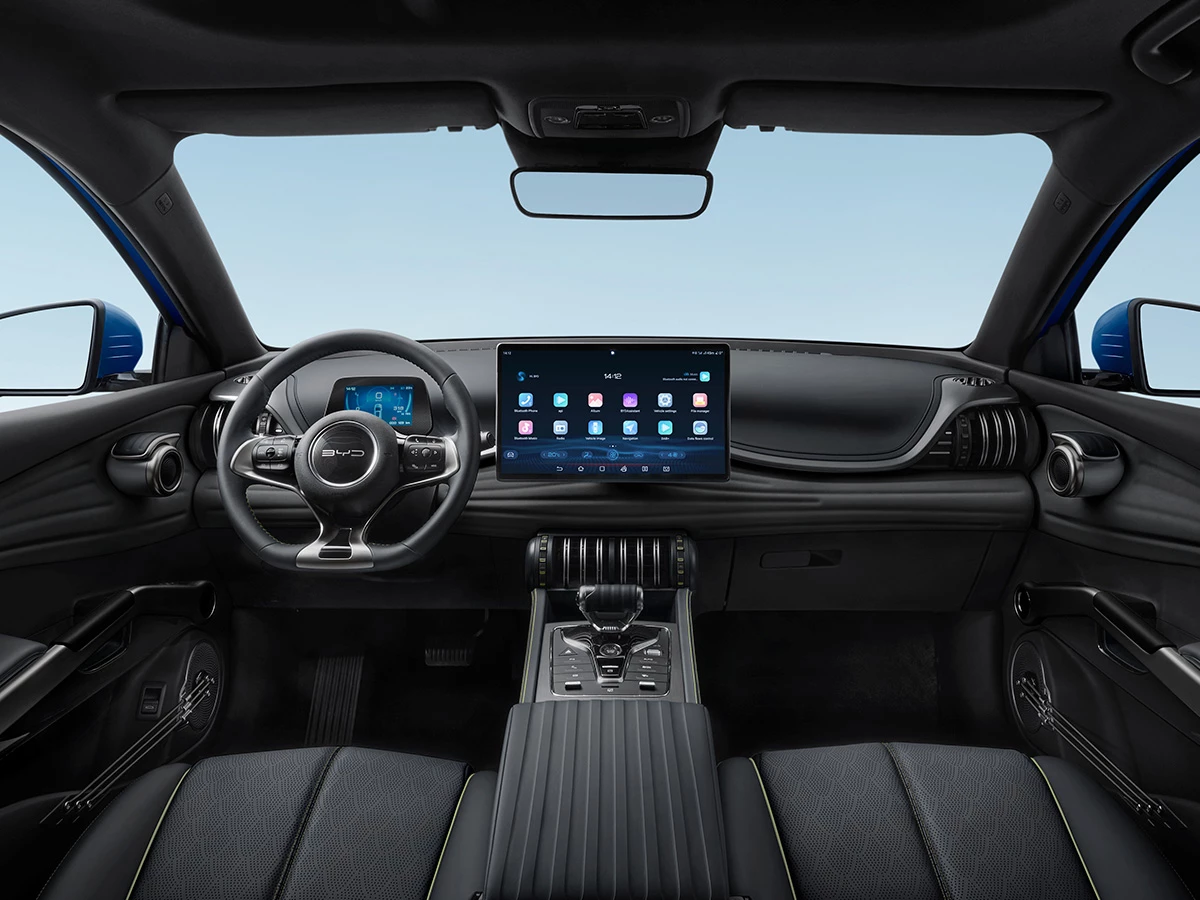 Interior del BYD ATTO 3 con pantalla rotatoria y volante multifunción