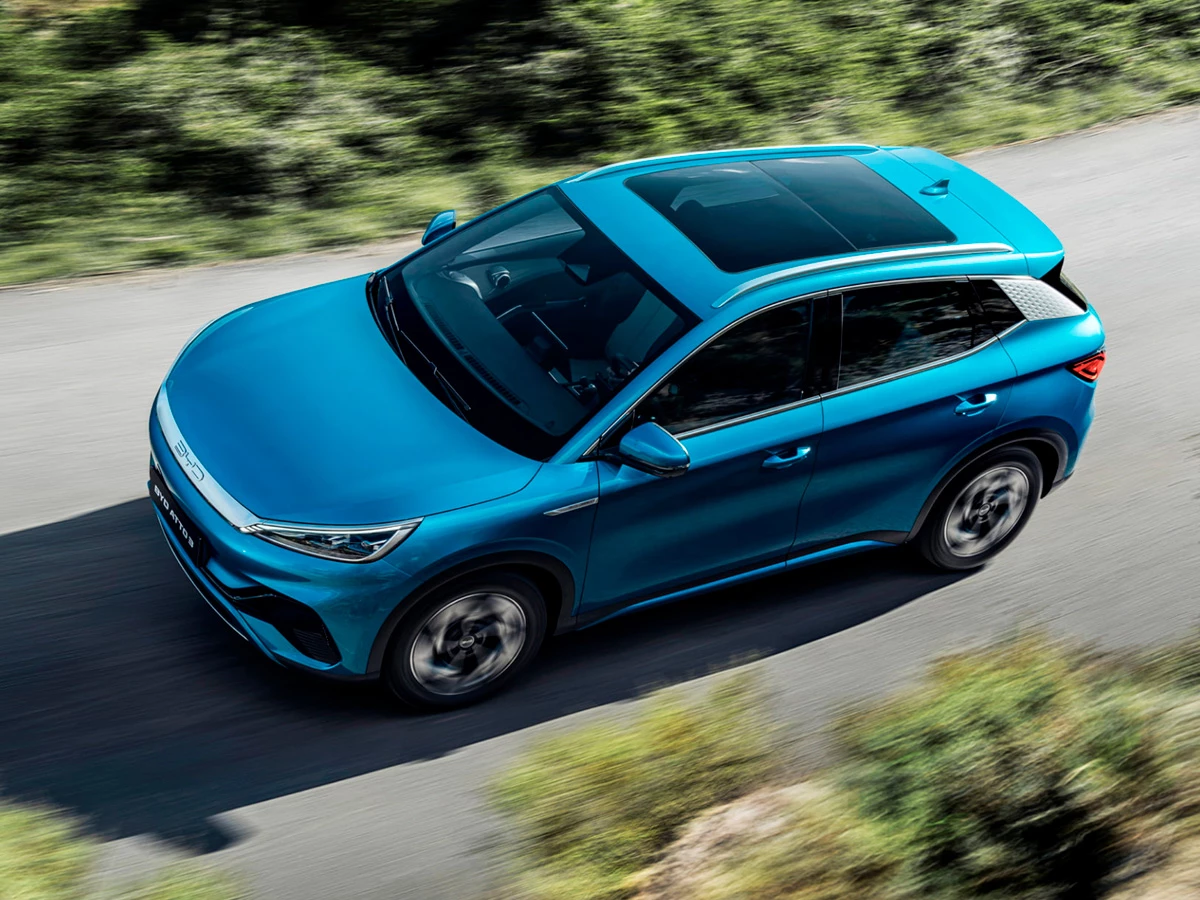 Vista aérea del BYD ATTO 3 azul con techo solar panorámico