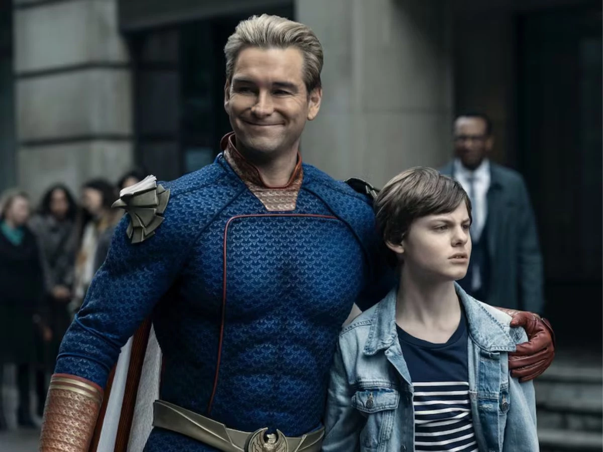 Patriota y su hijo en una escena de The Boys, con expresión desafiante