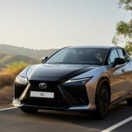 Nuevo Lexus RZ 2025 gris circulando por una carretera