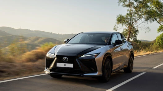 Nuevo Lexus RZ 2025 gris circulando por una carretera