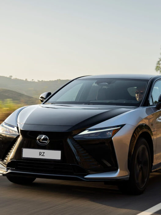 Nuevo Lexus RZ 2025 gris circulando por una carretera