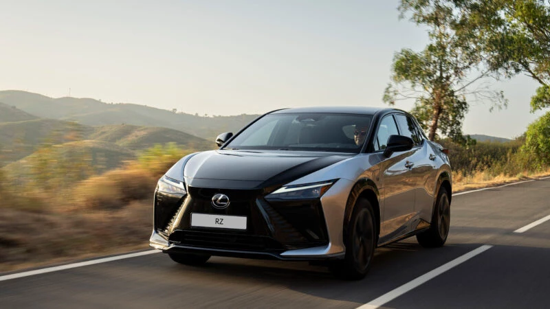 Nuevo Lexus RZ 2025 gris circulando por una carretera