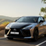 Nuevo Lexus RZ 2025 gris circulando por una carretera