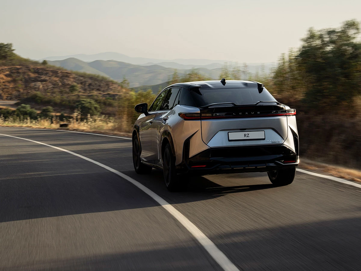 Lexus RZ 2025 visto desde atrás