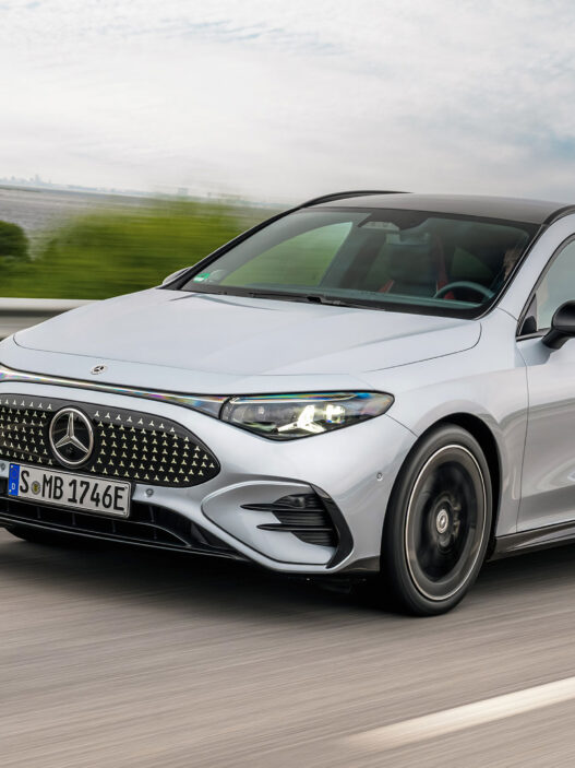 Mercedes‑Benz Cla Shooting Brake 2025 eléctrico circulando en carretera con parrilla iluminada y diseño coupé-familiar